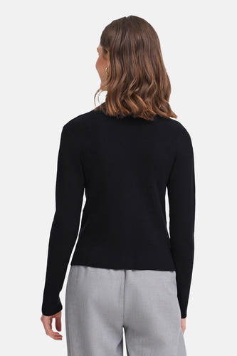 Veste noire de Fransa, vue de derrière, combinée avec un pantalon gris.