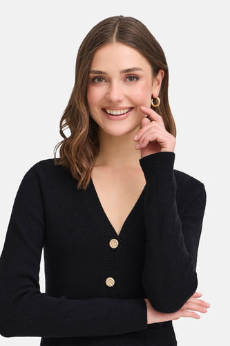 Cardigan noir de France, avec des manches longues et des boutons dorés.