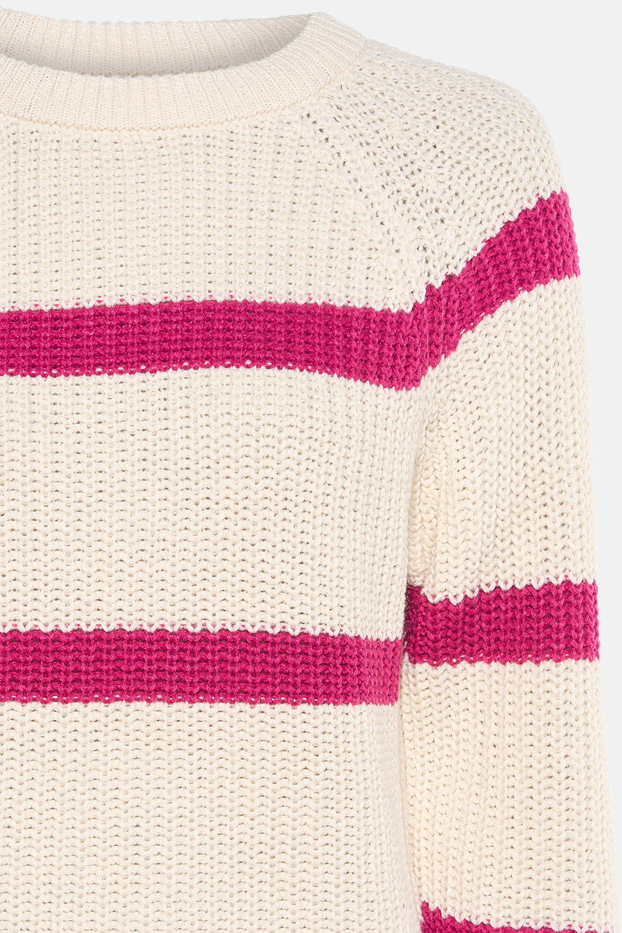 Pull couleur crème avec col rond de France, avec des rayures roses et une texture tricotée.