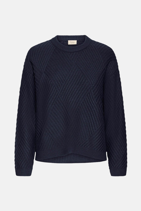 Donkerblauwe gebreide trui met geometrisch patroon.
