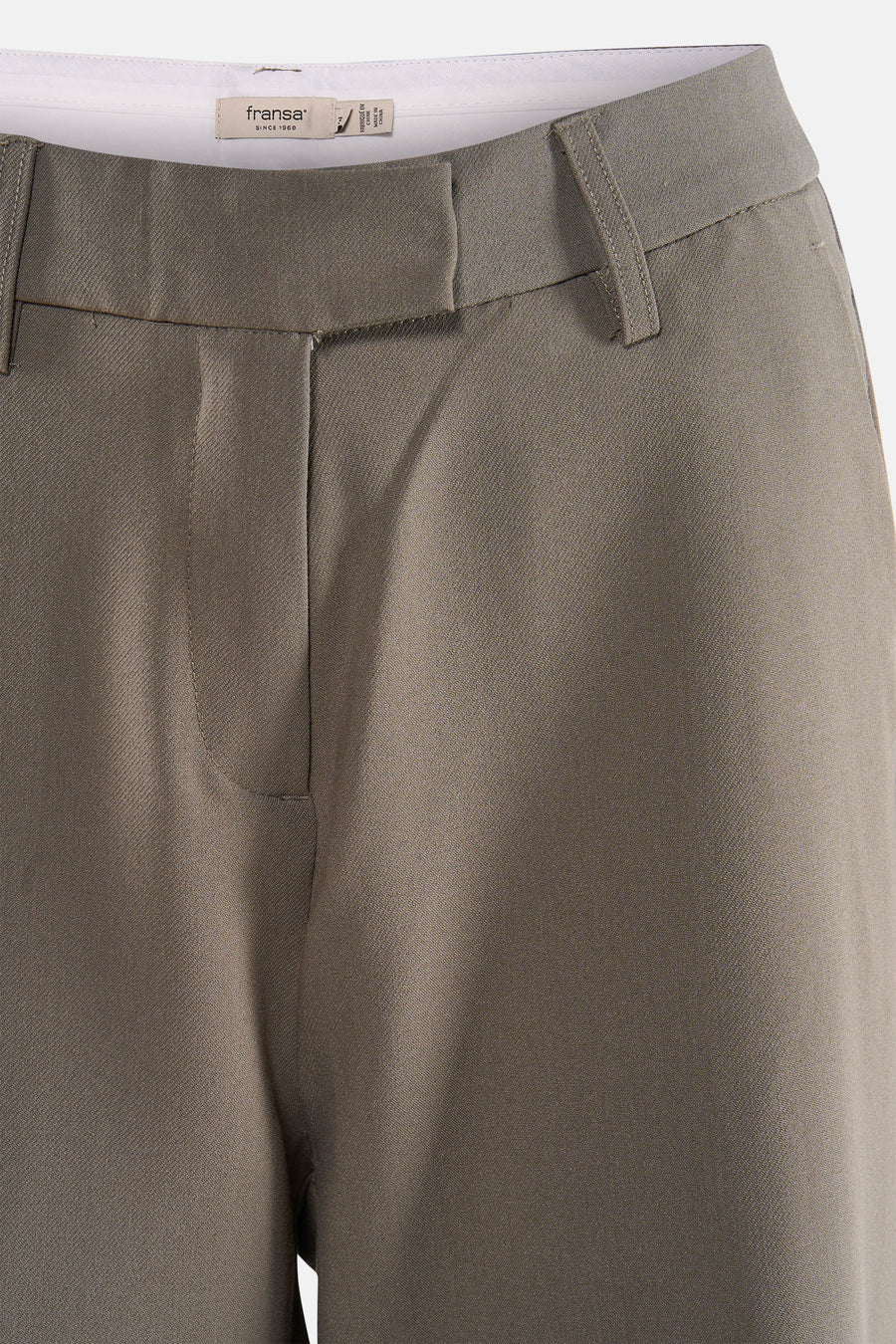 Bruine broek van Fransa, met een gladde textuur en een strakke tailleband.
