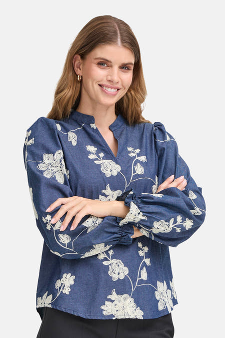 Blouse bleue à manches longues en Fransa, avec broderie de fleurs et manches ballon.