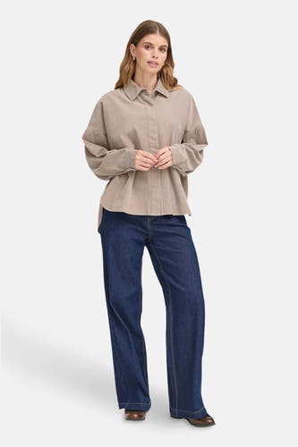 Bruin hemd met lange mouwen van Fransa®, losjes vallend gecombineerd met een donkere jeans.