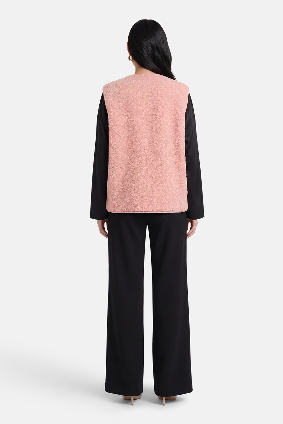 Gilet rose de Fransa, avec des manches longues noires et un pantalon noir.
