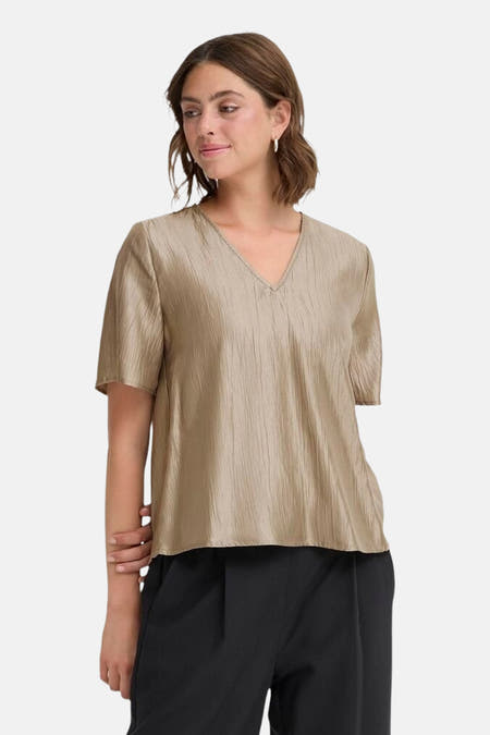 Blouse beige à manches courtes de Fransa, avec une structure légèrement plissée et un col V.