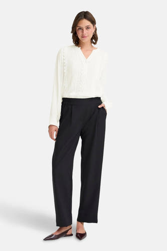 Blanc, chemise à longues manches de France, avec des plis et des détails en dentelle.
