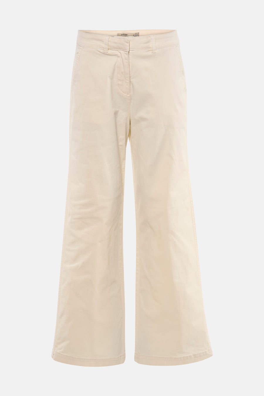 Pantalon écru de Fransa, avec jambes larges et coutures apparentes, combiné avec un polo blanc et des escarpins.