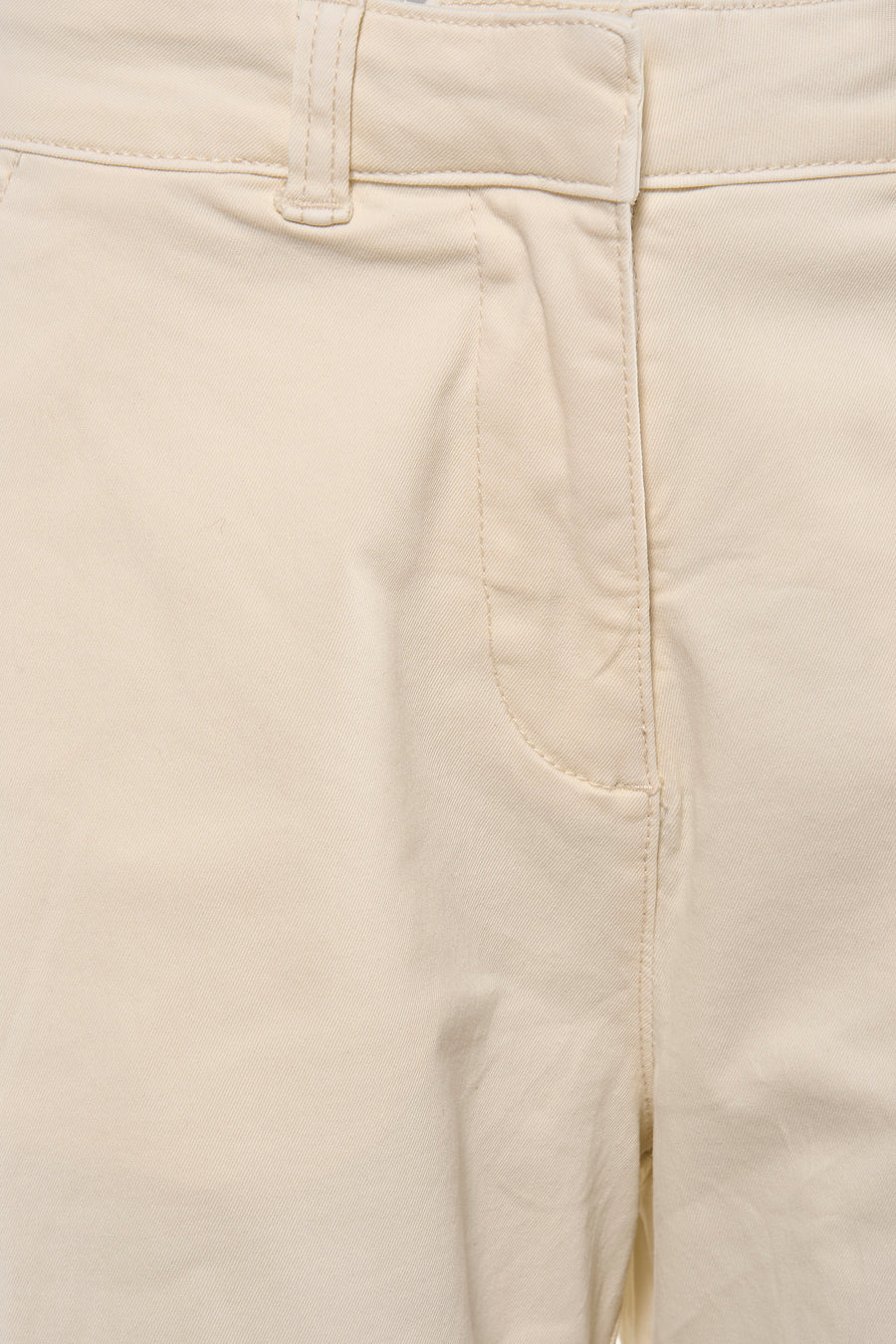 Pantalon écru de Fransa, avec un devant lisse et des coutures subtiles autour de la ceinture.