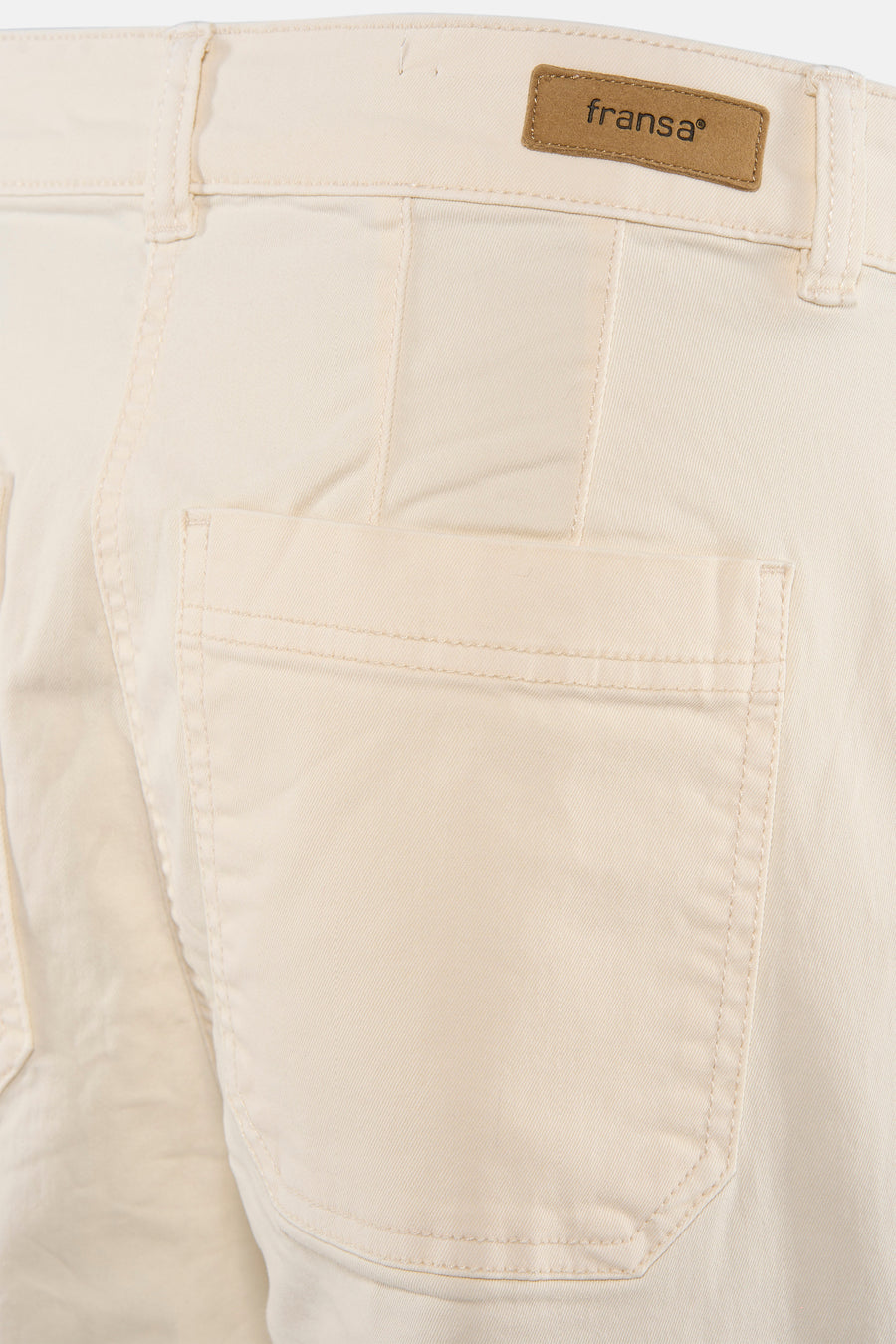 Pantalon écru de Fransa avec une poche arrière et une petite étiquette de marque sur la ceinture.