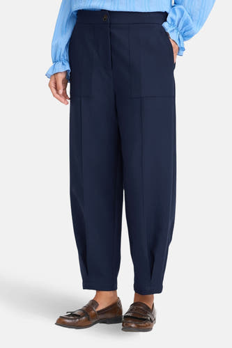 Blauwe broek van Fransa, met wijde pijpen en bruine loafers.
