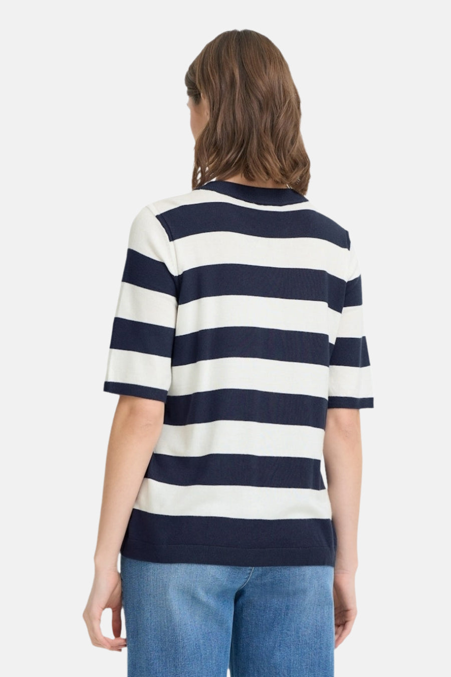 T-shirt en côtes rayé à manches courtes de France, vu de dos, avec un jean bleu.