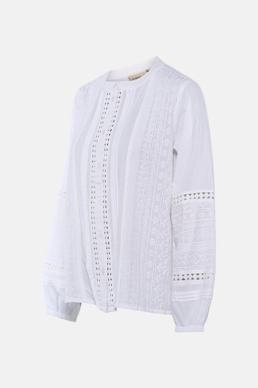 Blouse blanche à longues manches de Fransa, avec des détails brodés et une fermeture à boutons.