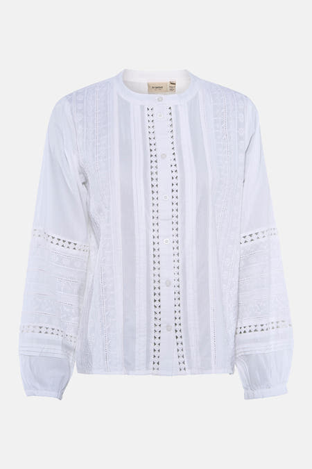 Blouse blanche à longues manches en Fransa, avec des détails ajourés et une fermeture à boutons.