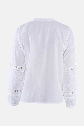 Blouse blanche à longues manches de Fransa, avec des détails ouverts et une élégante broderie sur les manches.