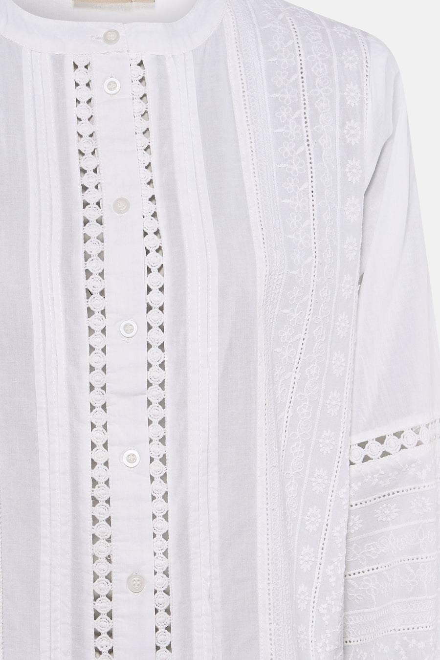 Blouse blanche à longues manches de Fransa, avec broderie et détails décoratifs.