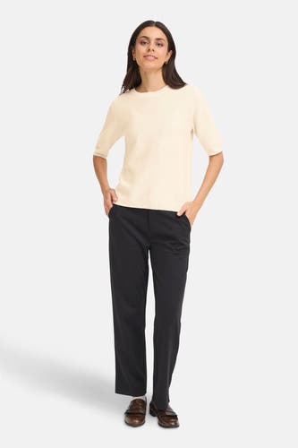 Beige trui met ronde hals van Fransa®, gedragen met zwarte broek en bruine loafers.
