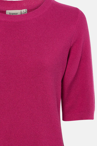 Blouse rose avec col rond de France, texture fine et manches courtes, gros plan.