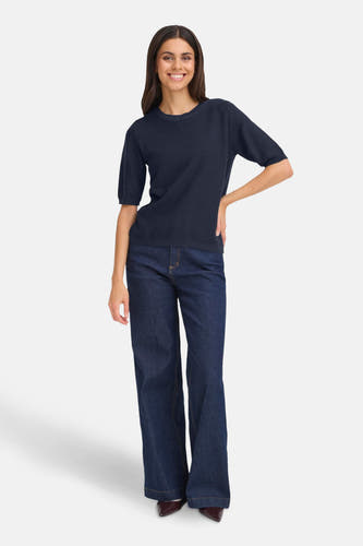 Blauwe pull met ronde hals van Fransa, gecombineerd met donkere jeans en puntige schoenen.
