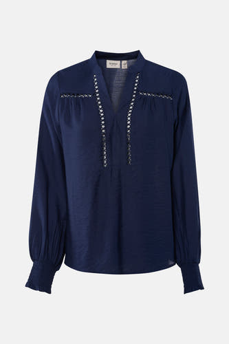 Blauw blouse met lange mouwen van Fransa, met broderie details langs de v-hals.