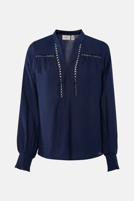 Blouse bleue à longues manches en Fransa, avec des détails de broderie le long du col en V.
