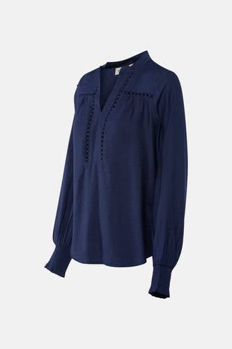 Blauwe blouse met lange mouwen van Fransa, met ajourdetails langs de v-hals.
