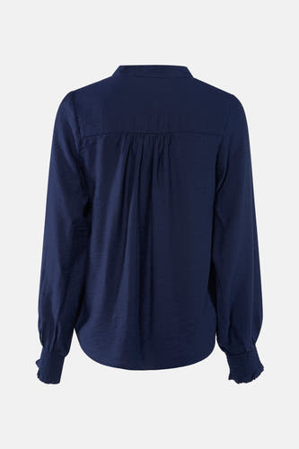 Blauw blouse met lange mouwen van Fransa, met plooien en smockwerk aan de manchetten, gezien van achteren.
