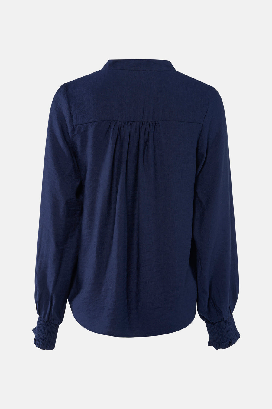 Blauw blouse met lange mouwen van Fransa, met plooien en smockwerk aan de manchetten, gezien van achteren.
