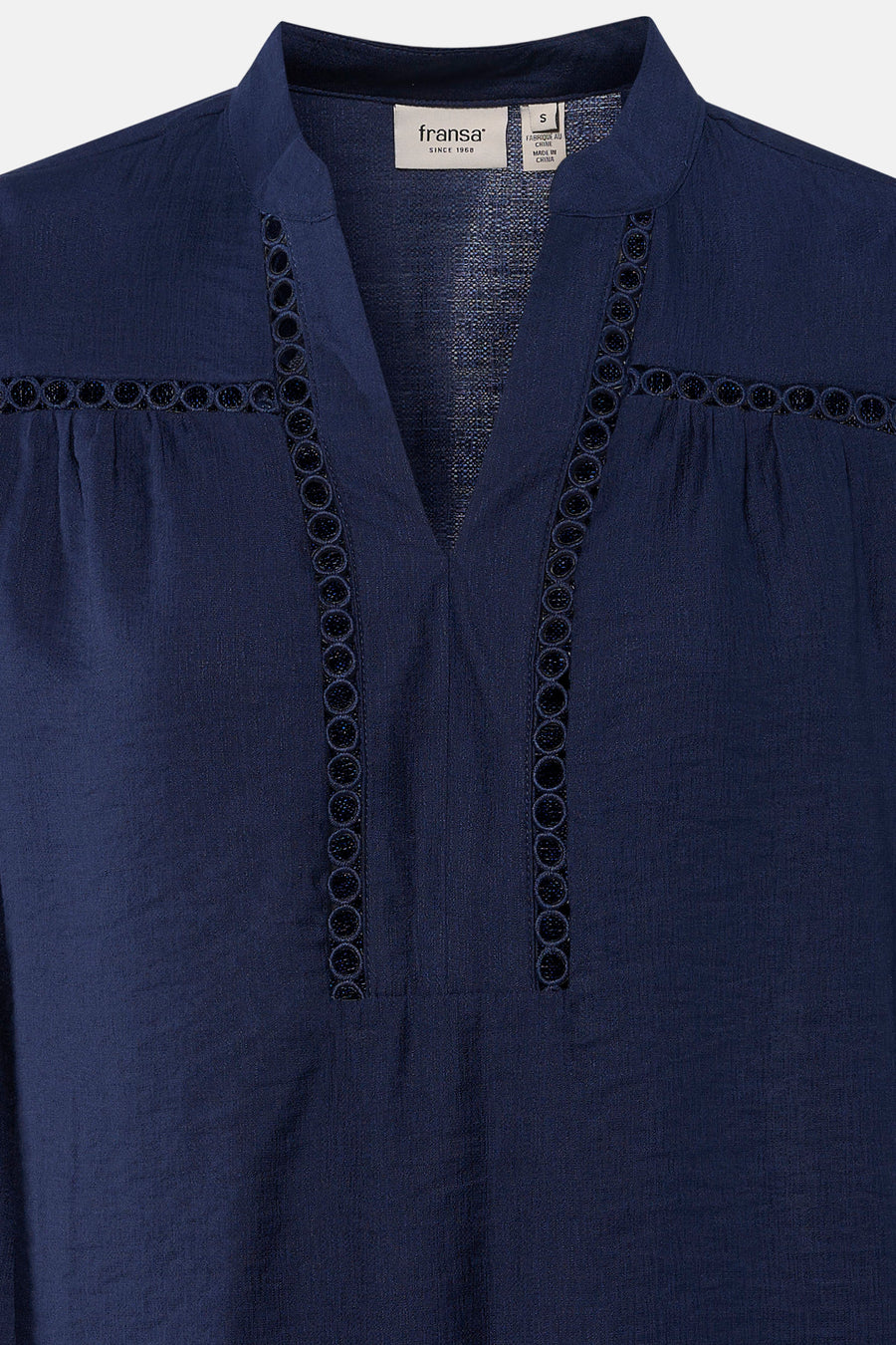Blauwe blouse met lange mouwen van Fransa, afgewerkt met decoratieve ronde details langs de v-hals.