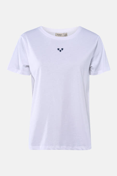 Wit T-shirt met korte mouwen van Fransa, met drie donkerblauwe hartjes op de borst.
