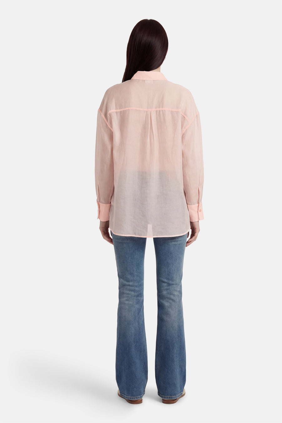 Chemise rose de Fransa, à manches longues, combinée avec un jean bleu à jambes larges.