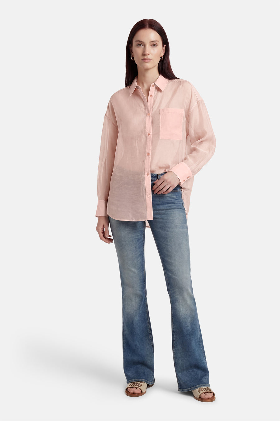 Chemise rose de Fransa, à manches longues et avec une poche poitrine, portée avec un jean.