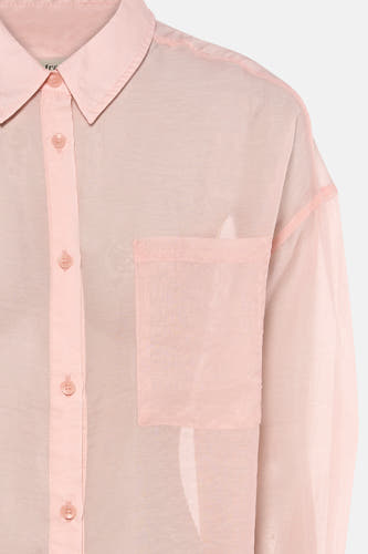 Chemise rose de Fransa, avec une poche poitrine et une fermeture boutonnée, réalisée dans un tissu semi-transparent.