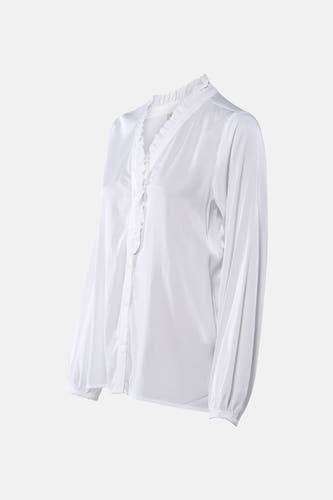 Blouse blanche à longues manches en Fransa, avec des plis le la ligne du cou et une fermeture à boutons.