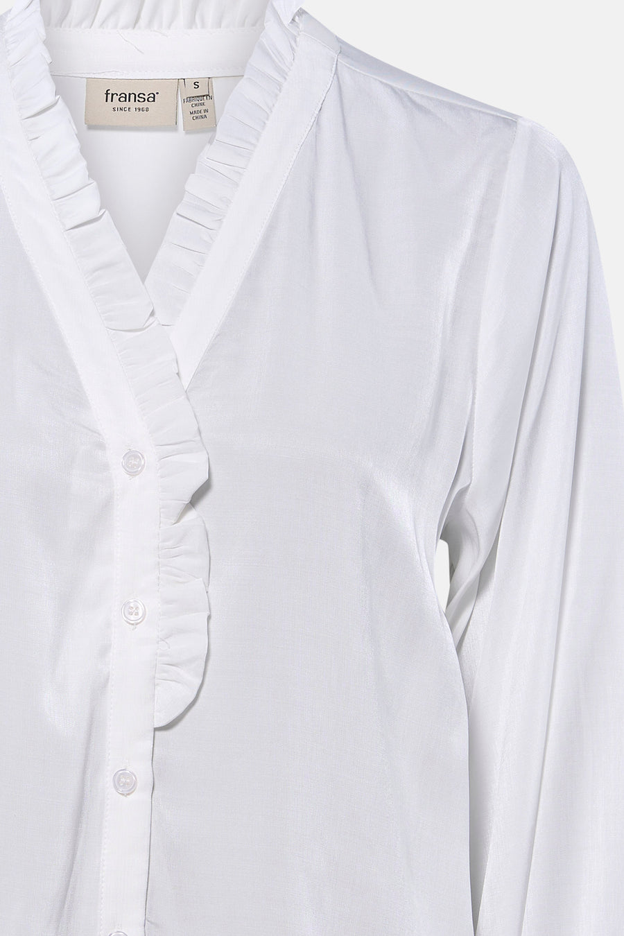 Blouse blanche à longues manches de Fransa, terminée par un col ruché.
