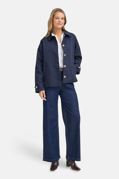 Blauwe korte jas van Fransa®, gedragen met een wit shirt en wijde jeans.