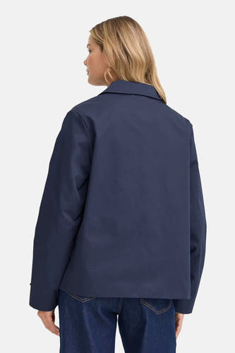Blauwe korte jas van Fransa, met lange mouwen en een kraag, gedragen over een donkere spijkerbroek.