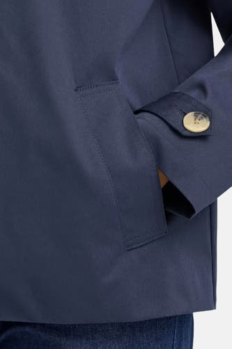 Veste courte bleue de Fransa, avec détail de poche et bouton sur la manche.