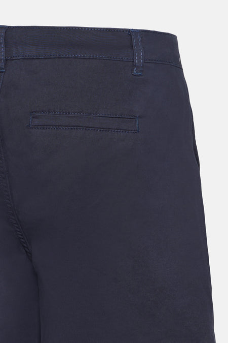 Blauwe short van Fransa met een achterzak en stiksels.
