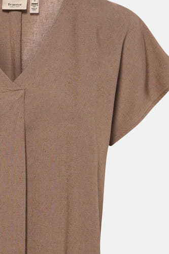 Chemisier beige à manches courtes de Fransa, avec une texture subtile et un pli soigné sur le devant.
