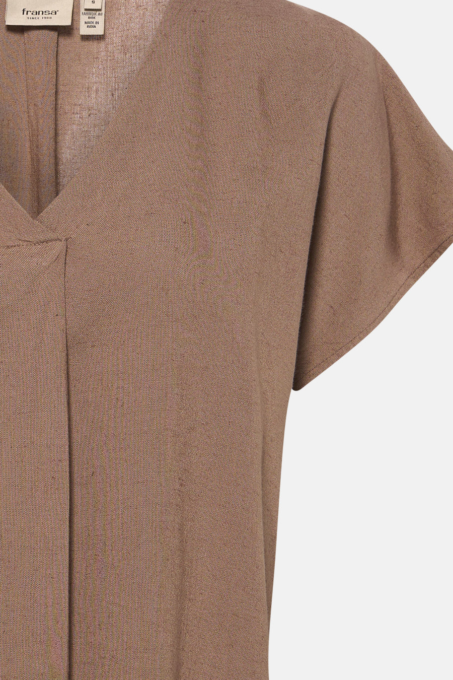 Chemisier beige à manches courtes de Fransa, avec une texture subtile et un pli soigné sur le devant.