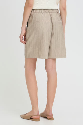 Beige short van Fransa, met verticale strepen en achterzakken.