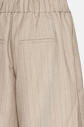 Short beige de Fransa, avec de fines rayures et une taille élastique.