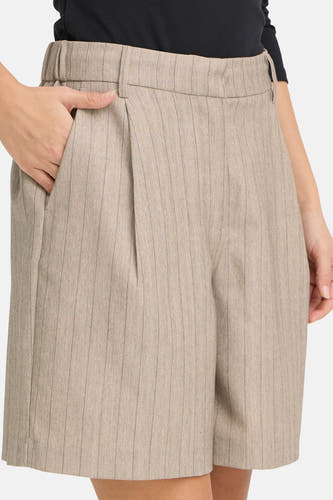 Short beige de Fransa, avec rayures craie et une main dans la poche.