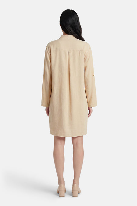 Beige kleedje met korte mouwen van Fransa, gezien van achteren, met lange mouwen en knoopjes.