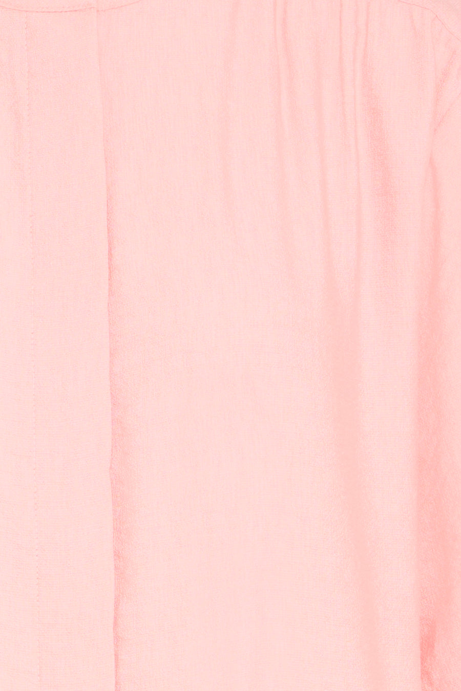 Chemise rose de Fransa avec un gros plan de la texture du tissu, des plis verticaux subtils et une ligne d'ourlet sur le côté gauche.