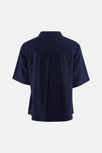 Chemise bleue à manches courtes de Fransa, en tissu texturé avec col montant, fermeture boutonnée et plis.