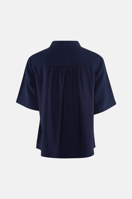 Chemise bleue à manches courtes de Fransa, en tissu texturé avec col montant, fermeture boutonnée et plis.