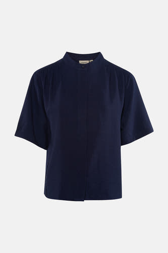 Chemise bleu foncé à manches courtes de Fransa, avec col montant, fermeture boutonnée et texture subtile.