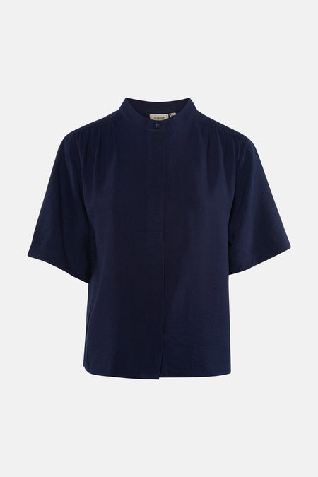Chemise bleu foncé à manches courtes de Fransa, avec col montant, fermeture boutonnée et texture subtile.