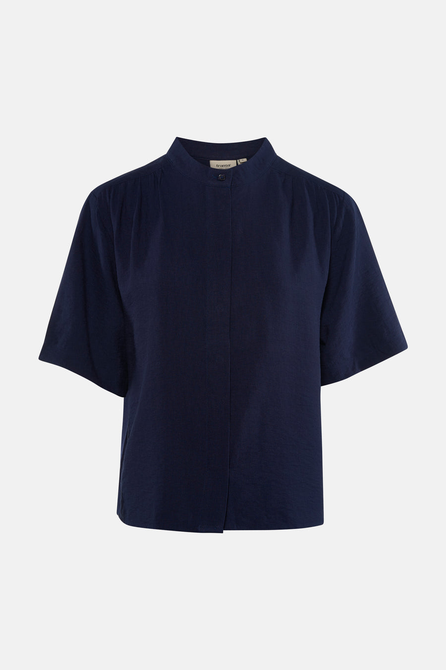 Chemise bleu foncé à manches courtes de Fransa, avec col montant, fermeture boutonnée et texture subtile.